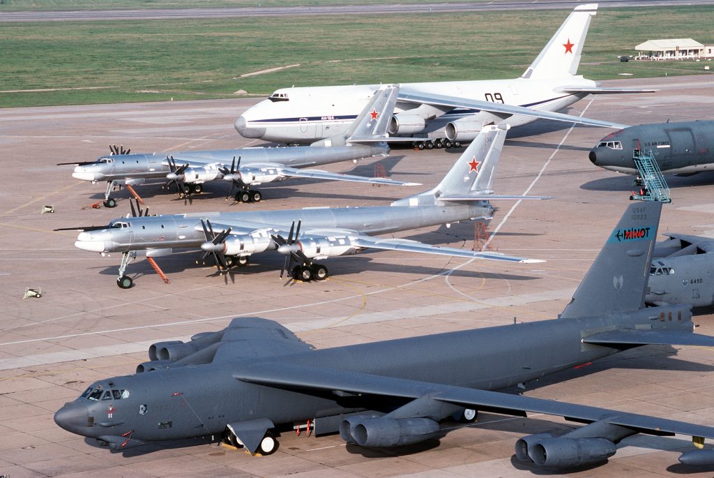 Ту-95МС рядом с B-52H «Стратокрепость» Ту-95МС рядом с B-52H «Стратокрепость»